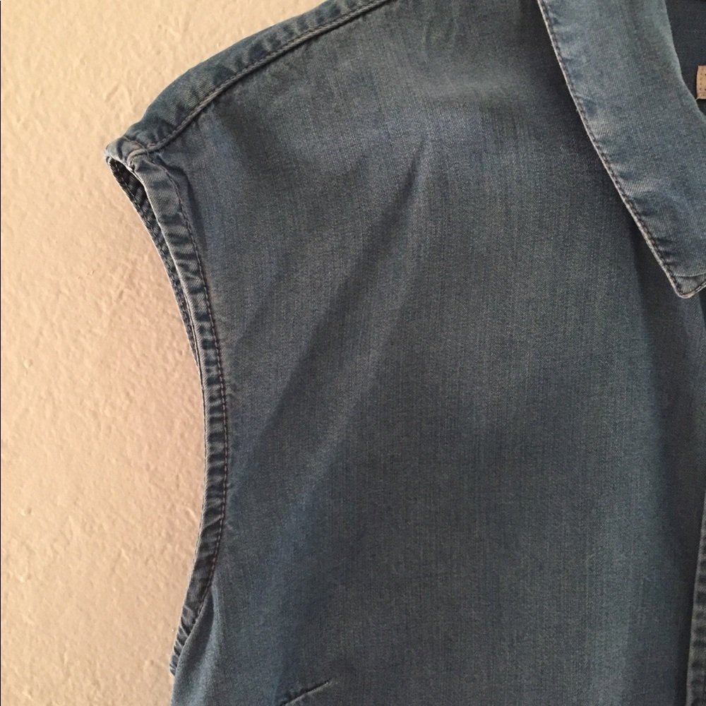 Sleeveless chambray button down - Picture 4 of 7